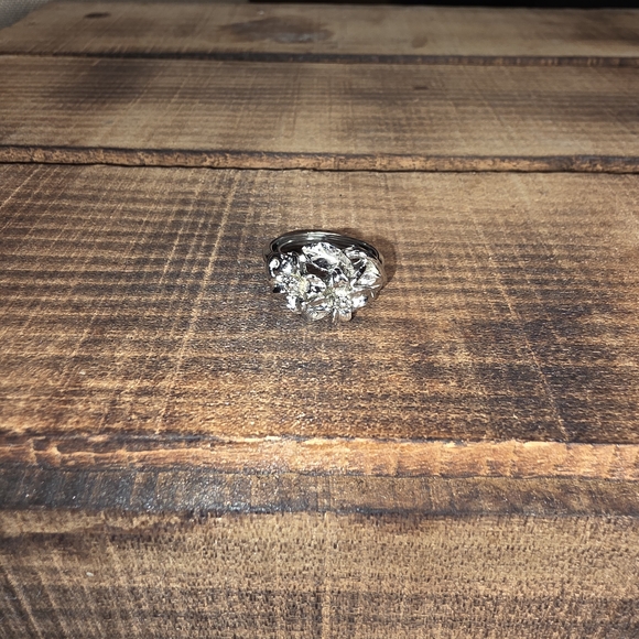 Vintage Avon Elegant Silver Floral Ring - Picture 2 of 5